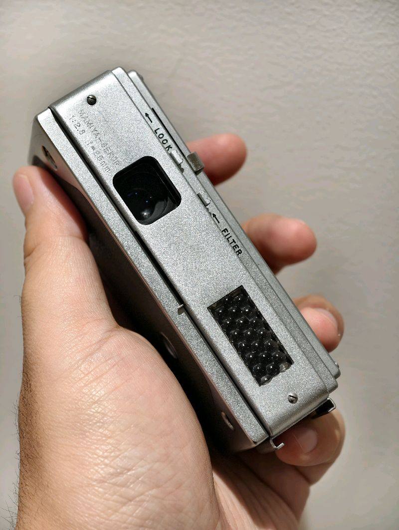 收到了挖煤机海淘的玛米亚16 Automatic，这次到货速度挺快的，通关也比较顺畅，不错。

这款机器非常有意思，整体外观设计非常有金属感，怎一个帅字了得，在16毫米的机器里面同时能够调整光圈、快门并且可以对焦而非泛焦的机器并不多，这算其中之一，而且历经这么多年的...