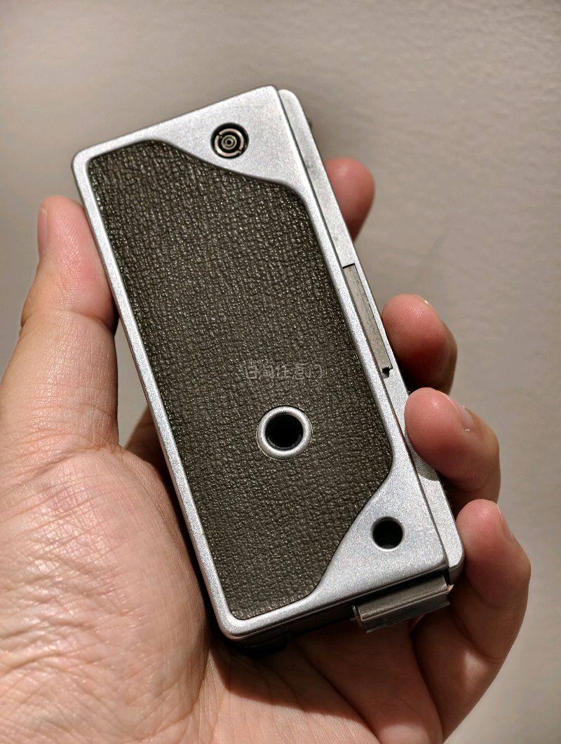 收到了挖煤机海淘的玛米亚16 Automatic，这次到货速度挺快的，通关也比较顺畅，不错。

这款机器非常有意思，整体外观设计非常有金属感，怎一个帅字了得，在16毫米的机器里面同时能够调整光圈、快门并且可以对焦而非泛焦的机器并不多，这算其中之一，而且历经这么多年的...