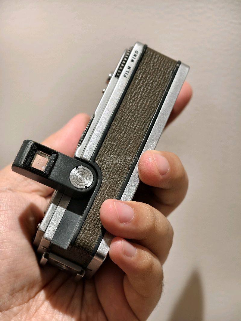 收到了挖煤机海淘的玛米亚16 Automatic，这次到货速度挺快的，通关也比较顺畅，不错。

这款机器非常有意思，整体外观设计非常有金属感，怎一个帅字了得，在16毫米的机器里面同时能够调整光圈、快门并且可以对焦而非泛焦的机器并不多，这算其中之一，而且历经这么多年的...