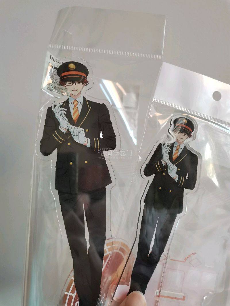 很久之前预订的，但说实在的，等的有点久，感觉收到手有点无所谓了呢，不过原画还是很美好的存在，留着收藏好了ヽ(≧Д≦)ノ预订的立牌也陆续到了，很美貌