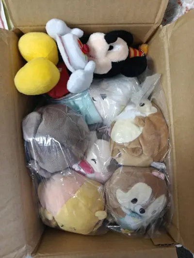 最近入了中古玩具的坑，各种挖毛绒玩具和杂货周边，第一次使用挖煤姬，研究购买、审核和运费，中途也遇到了很多友好的同爱好网友，给我指导！挖到的第一箱好物成色都非常好，包装也很安心！！