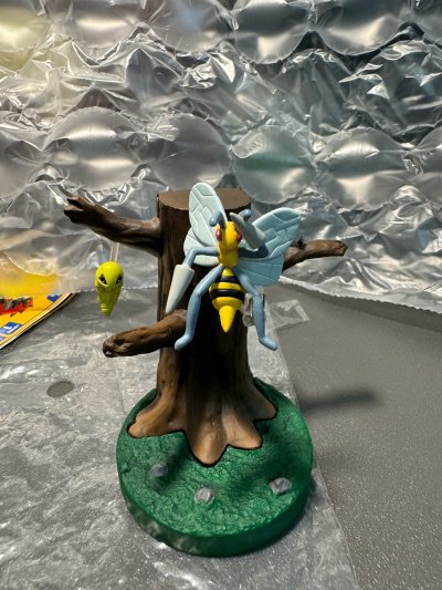 这一单到手后检查了包装，完好无损，挖煤姬包裹里面的东西也没有被压到，这个全国3组的大针蜂组也是特殊场景，品相和价格都还可以，唯一不足的就是没有棒子 ，到时候再看看再收一组。