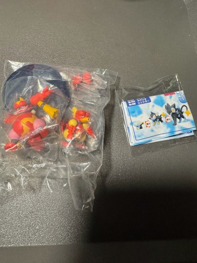 杂志赠送的索罗亚克，透明款蛮好看，还有另外的dp3的鸭嘴火龙组，到手后检查了包装，完好无损，挖煤姬包裹里面的东西也没有被压到，品相还可以，就是价格不是很美丽。