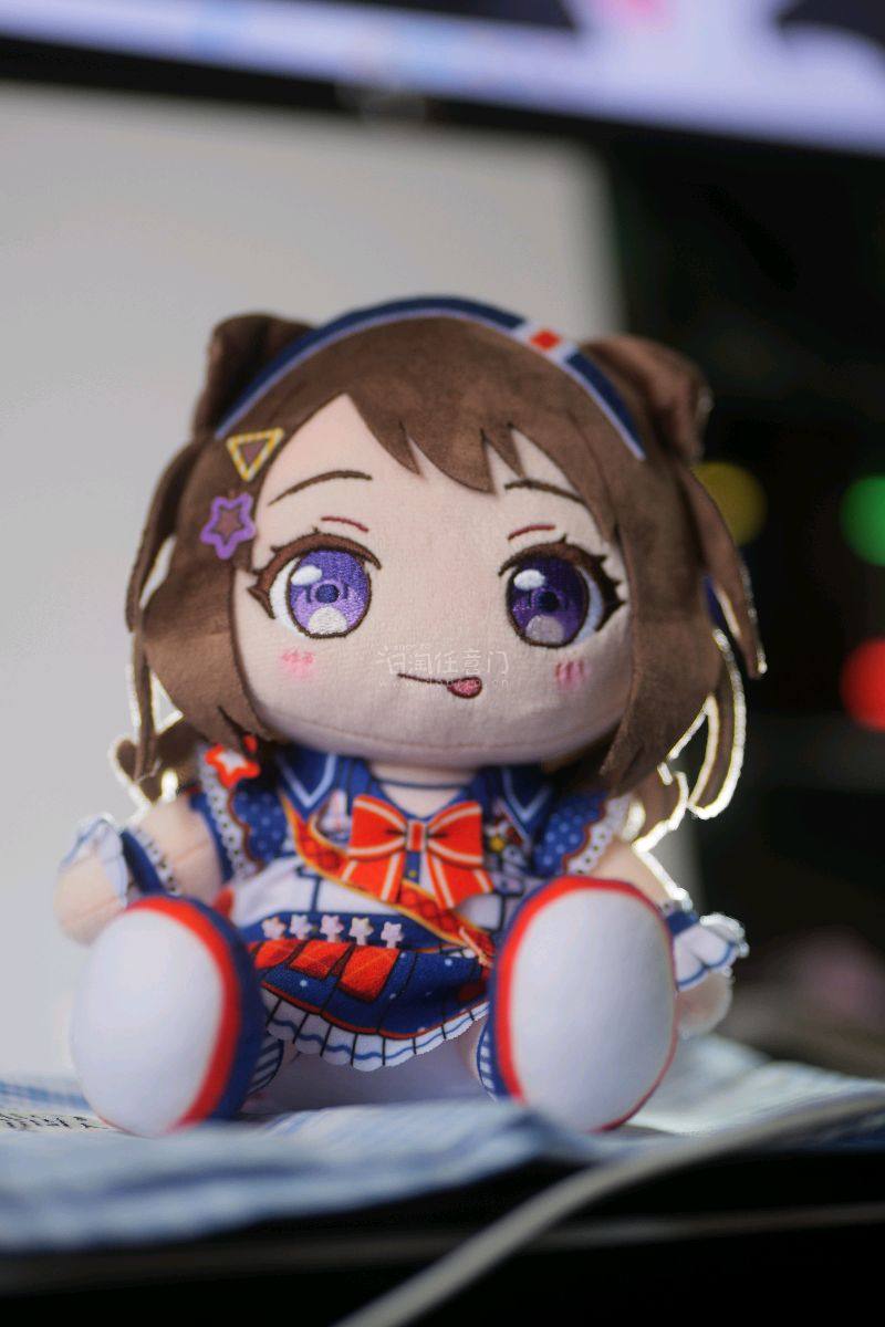 这款由GSC（Good Smile Company）出品的户山香澄手办，将《BanG Dream!》中Poppin&amp;#39;Party乐队主唱的鲜活气质完美定格。整体造型选取了香澄标志性的演出姿态，酒红色短发蓬松有型，发梢微微扬起的弧度透着少年般的灵动，额前...