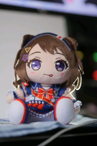 这款由GSC（Good Smile Company）出品的户山香澄手办，将《BanG Dream!》中Poppin&amp;#39;Party乐队主唱的鲜活气质完美定格。整体造型选取了香澄标志性的演出姿态，酒红色短发蓬松有型，发梢微微扬起的弧度透着少年般的灵动，额前...