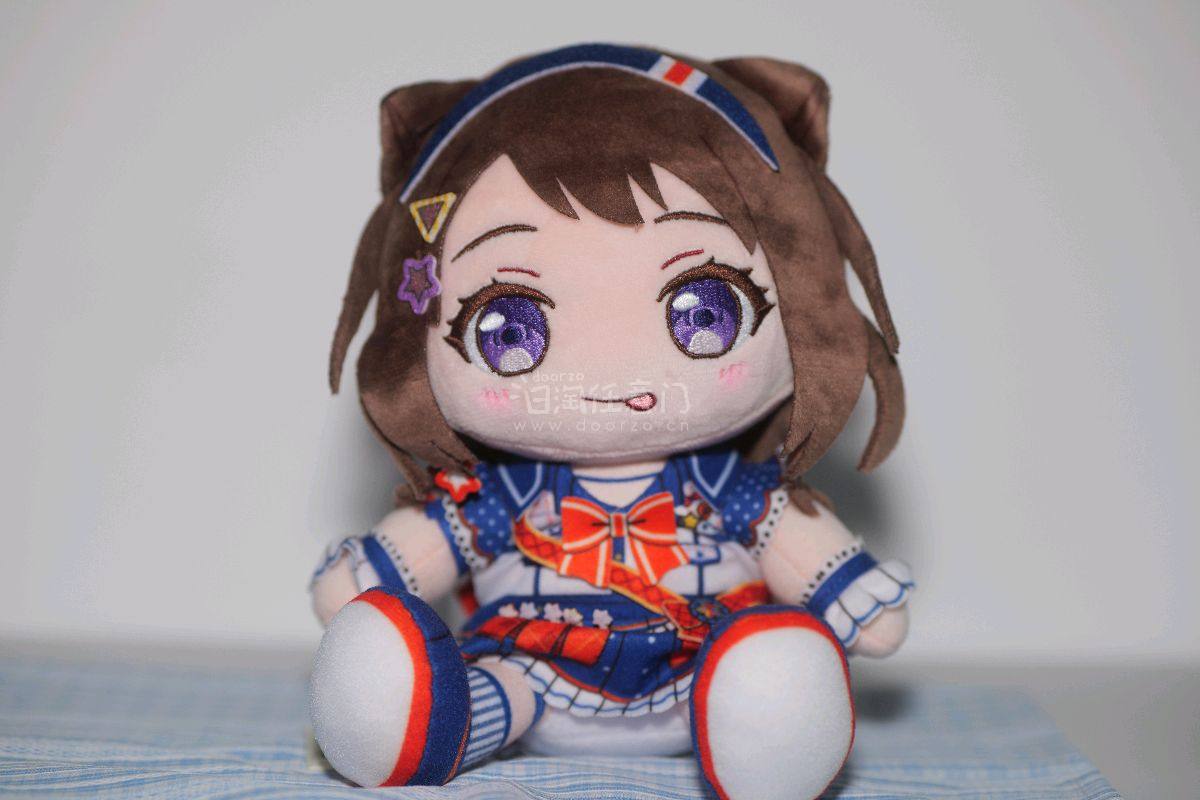 这款由GSC（Good Smile Company）出品的户山香澄手办，将《BanG Dream!》中Poppin&amp;#39;Party乐队主唱的鲜活气质完美定格。整体造型选取了香澄标志性的演出姿态，酒红色短发蓬松有型，发梢微微扬起的弧度透着少年般的灵动，额前...