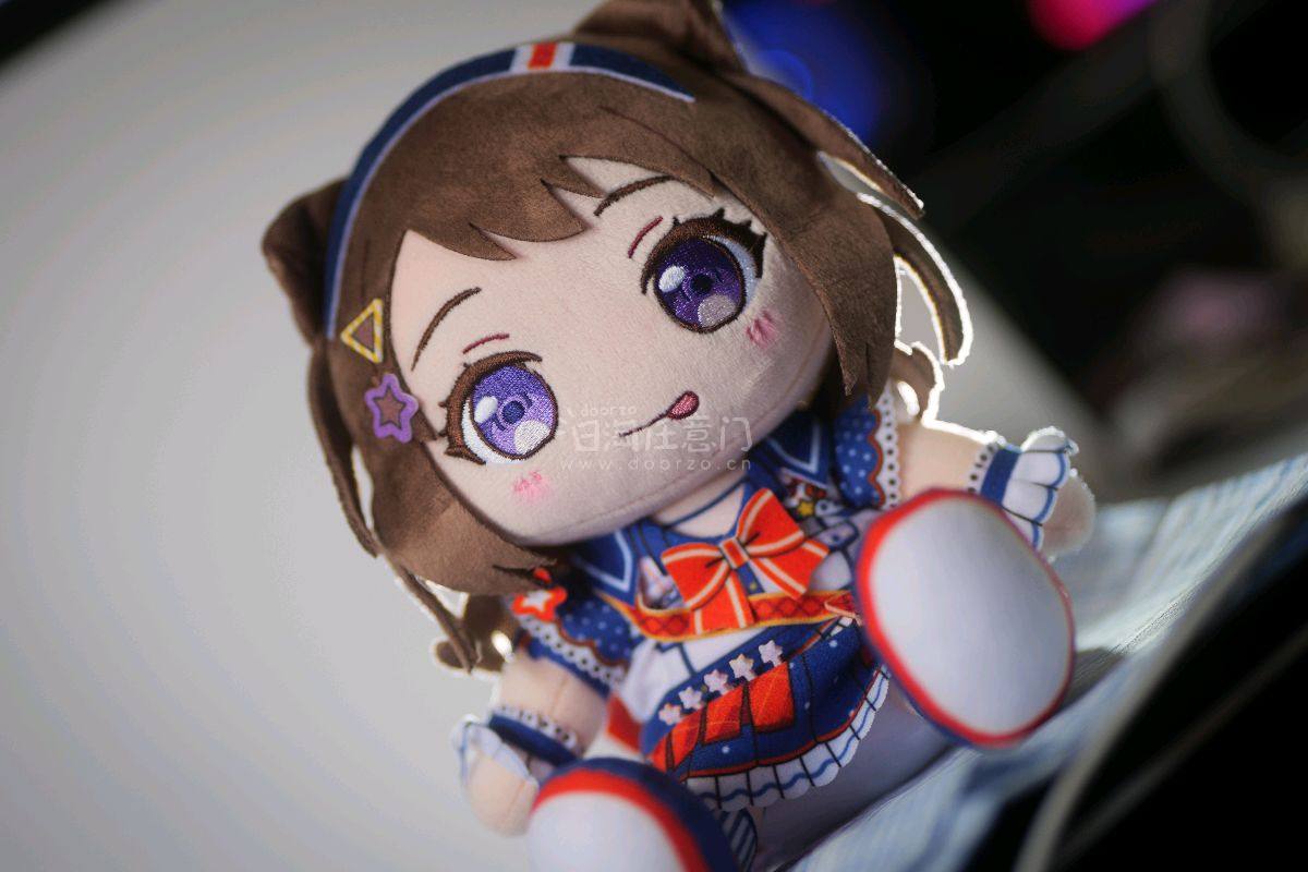 这款由GSC（Good Smile Company）出品的户山香澄手办，将《BanG Dream!》中Poppin&amp;#39;Party乐队主唱的鲜活气质完美定格。整体造型选取了香澄标志性的演出姿态，酒红色短发蓬松有型，发梢微微扬起的弧度透着少年般的灵动，额前...