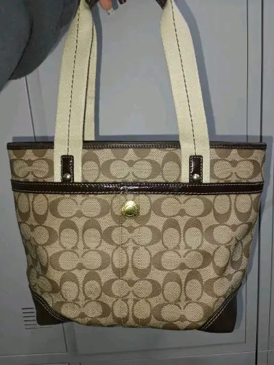 这个包包的成色非常好，从购买到收到快递的效率非常高。感谢挖煤姬，感谢店家，我还回来回购的，是一次很好的体验