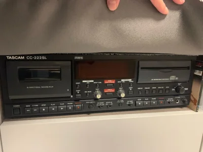 一直想收一台成色不错的Tascam CC-222 CD卡座一体机，在国内二手市场找了很久都没遇到合适的。突然想起了“挖煤姬”。
平台上选择特别多，从个人卖家到专业店铺都有。我很快锁定了一台不错的CC-222，状态描述为“轻微使用痕迹”，价格比国内便宜一些，还附带原装...