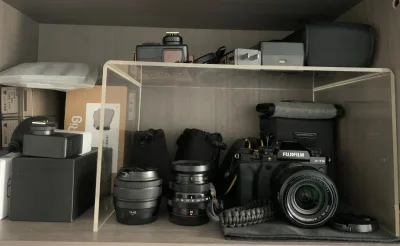 对我这样的摄影迷来说，一台状态完好的尼康FE2是梦寐以求的装备。在国内二手市场，它要么踪影难寻，要么被炒至高价。这次，我将目光投向了日本的“挖煤姬”平台。
浏览的过程本身就是一种享受。平台上汇聚了大量日本本土卖家，从经典机身到稀有镜头，琳琅满目。我精心筛选出一台黑漆...