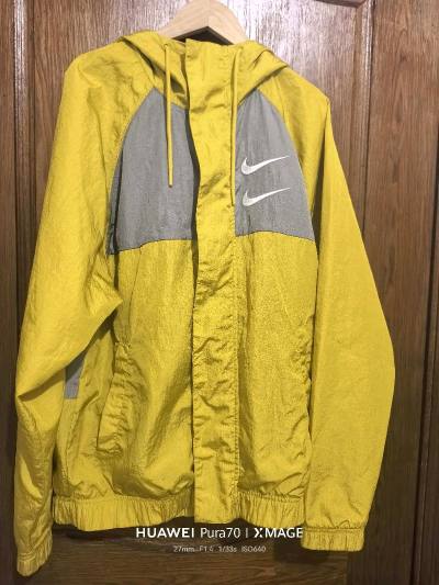 又淘到好物，记不清已经淘了多少次了，质量很好，衣服非常nice，这个Nike外套配色国内没有，一眼就爱上了。