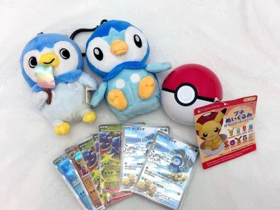 谁能拒绝可爱的波加曼呢！在挖煤姬上淘到了这波宝可梦周边，简直太满足了～

有两只不同造型的波加曼毛绒挂件，一只拿着彩虹冰棍，萌到心坎里；还有经典精灵球和波加曼主题的卡牌，每一样都很精致。

在挖煤姬上选品、下单很方便，物流也很给力，收到的东西和描述一致，品质没话说。...