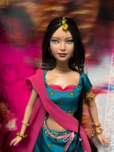 可以说是意外被安利到，错过了两次又终于得到的一只，我的第三只印度风格的娃，刚拿到手脸上出油但是差掉就好了，非常异域风情且貌美的一只。