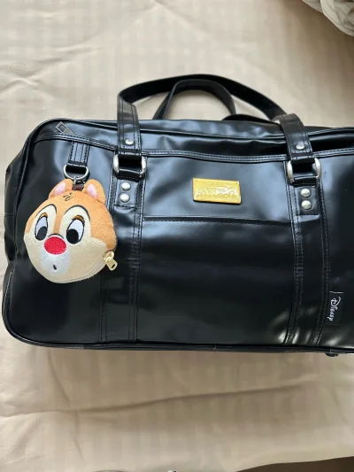 一直觉得自己缺一个日制制服包，看了eb的太贵，于是就上挖煤姬看看能不能在煤炉捡个漏，果然，让我发现了119r[自拍R]的全新迪士尼皮质制服包，还带挂件！包上有黄色的徽章，内里也都有图案，简直不要太萌！[皱眉R]奇奇蒂蒂的挂件像面包一样弹弹软软的！质量非常好?
挖煤姬...