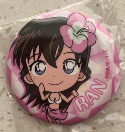 这次切到的都是柯南的吧唧等周边，终于切到了毛利兰海神q吧唧，实物非常的可爱满意！还切了新兰的亚克力挂件，新一的吧唧