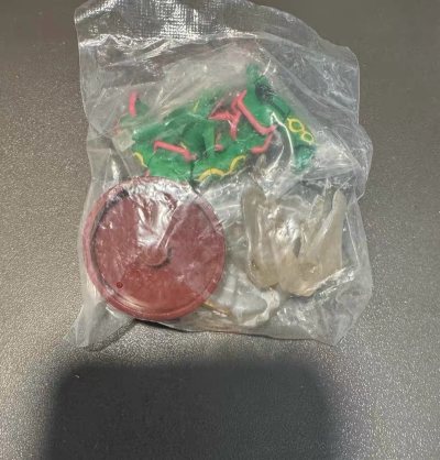 这次是第n次分享自己的日淘了，取快递马上检查箱子完整度，打开东西没有压到，确认无误，这次买的是双底座特殊款烈空座图鉴，品相是全新未拆的，摆放应该很好看。