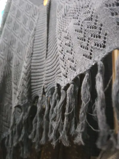 这次在挖煤姬买了个针织斗篷，颜色是黑灰色的，比较轻薄适合春秋穿，现在穿不了了，不过很百搭舒服，有个扣子，也有袖子，下摆还有流苏，什么身材都能穿，物流也很快，好评好评！！！