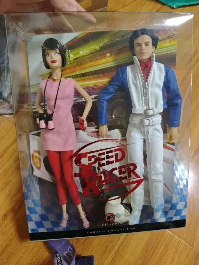 这是一套以经典动漫《极速赛车手》（Speed Racer）为主题的芭比收藏系列人偶套装，属于芭比收藏系列的“粉标”（Pink Label）系列，是芭比品牌为动漫与收藏爱好者打造的特色藏品。
 
《极速赛车手》是一部具有广泛影响力的日本动漫，以惊险刺激的赛车竞速和鲜明...