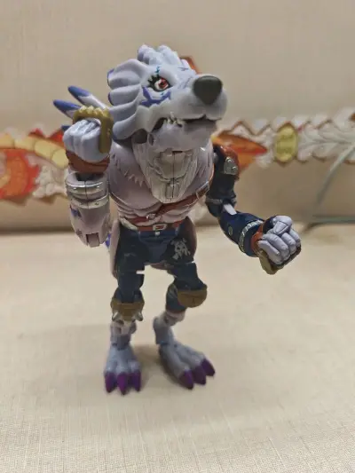 今天收到数码宝贝变形玩具加鲁鲁兽，变形，兽人加鲁鲁，个人感觉还是比较还原剧中的变形的，帅气的大狗子，哈哈，很棒的购物体验。