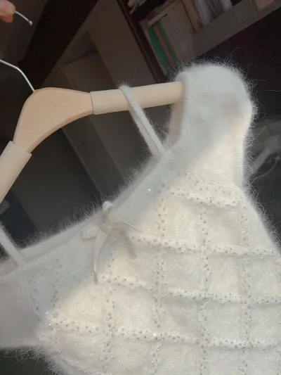 非常美丽的小衣服们～下单速度很快很快，每次总是担心买不到，但是成功率可以说很高。每次买衣服等待的时间都是很煎熬又充满期待的。挖煤姬我们需要你～