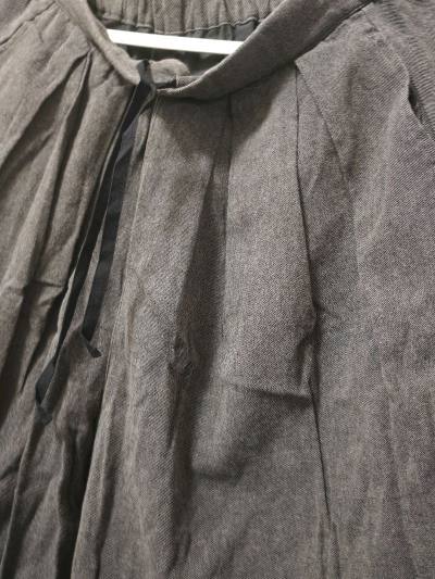 这次在挖煤姬买了个阔腿裤，牌子是sm2的，材质是棉麻的，颜色是灰色的，裤腿很大，像裙子一样，用料也很足很有质感，有抽绳调节腰围，穿上很舒服，物流也很快，好评好评！！！