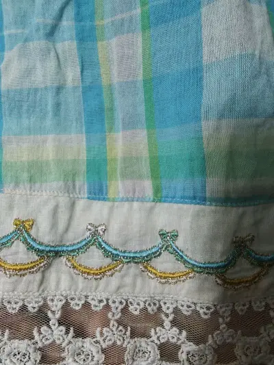 这次在挖煤姬买了个短袖，颜色很好看很靓丽，是小苹果牌子的，价格比较贵，但是衣服很精致，下摆的刺绣还有领口的蕾丝很美，是纯棉的，穿着也很舒服，物流也很快，，好评好评！！！