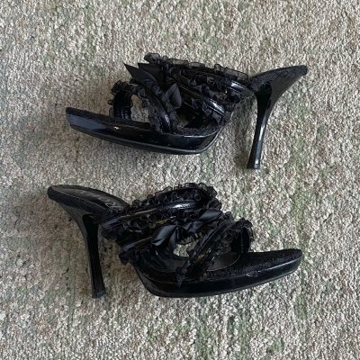 这次淘到了超美的蕾丝高跟凉拖，鞋型很好，很喜欢的一双高跟鞋，希望还有机会淘到这样的美鞋，总的来说是一次不错的购物体验，期待下一次。