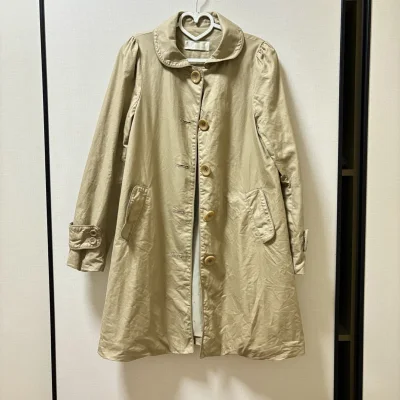 franche lippee 非常可爱的一款娃娃领风衣，内衬也比较有特色，很喜欢，在挖煤姬淘了好多风衣，质量都挺好的。