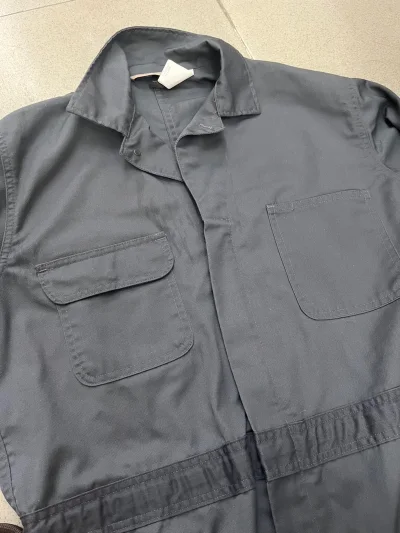 又一次购入连体衣，这次找到了一个比较稀有的灰色款，品相非常新，细节很不错。这在其他平台不一定能找到这款，也算是缘份。