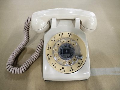 之前也有一次海淘电话机的经历，这种拨盘电话机内胆比较重，但又是塑料外壳，结果因为卖家打包将话筒放在机身上，导致运输途中上下颠簸造成机身受损。
这次试用了下平台的入库拍照，多方面多角度的照片，也让我对货物的状况有了详细的了解。后续寄回国内时发现话筒是摆放在机身一侧，估...