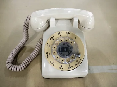 之前也有一次海淘电话机的经历，这种拨盘电话机内胆比较重，但又是塑料外壳，结果因为卖家打包将话筒放在机身上，导致运输途中上下颠簸造成机身受损。
这次试用了下平台的入库拍照，多方面多角度的照片，也让我对货物的状况有了详细的了解。后续寄回国内时发现话筒是摆放在机身一侧，估...