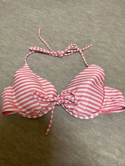 收到泳衣后我的心情特别好，真的很可爱！在这里买东西很放心 ，客服回复迅速，发货流程清晰可见，物流快速 ，迫不及待使用美品以前总怕海淘踩坑，但是这里商品详情写得巨详细，连瑕疵图都拍得清清楚楚，客服回复也超给力，半夜问问题都能很快得到解答，现在买日货只认挖煤姬，真心靠谱...