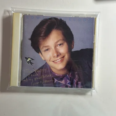 在挖煤姬淘到爱德华·福隆的朗读CD和单曲CD，简直太惊喜了！
朗读CD里他的声音温柔又有磁性，把《幸福的王子》演绎得超有感染力
单曲CD的旋律也很动听
物流速度快，包装严实，商品品相完美，收藏到偶像的周边太满足啦，推荐给所有粉丝！