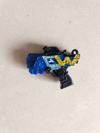 这是挖煤姬11月份购物体验一，这次主要买的是假面骑士扭蛋玩具。有假面骑士ws的扭蛋枪，这是个什么中谷老物了，一直不太好收。总算是收到了