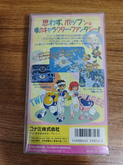 海淘这两套老游戏装备，真像给童年圆了个梦。VR特警光枪套比想象中沉，接上老电视的瞬间，手柄传来熟悉的震动感，仿佛秒回那个站在街机前不肯走的下午。超任卡带《兵蜂》插进主机的“咔哒”声特别治愈，双打时和好友抢能量铃铛的欢乐依旧——这些老物件最神奇的地方，就是能让你确信有...