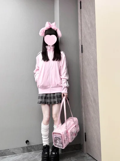 特别漂亮的外套感谢挖煤姬ww，这款外套已经断货了在国内很难收到，还好上挖煤姬搜了一下发现还有煤炉卖家在出，很开心的收到了一件全新的！挖煤姬软件切煤超级方便，有翻译功能，也可以清楚地查看商品信息，卖家信息，物流状态！