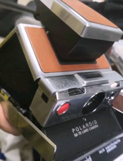 sx-70这款o机，折叠机身像本优雅日记，金属刻度盘转动时的心跳，是亲手撰写光影的诗。每一张显影都像慢递的情书，把瞬间定格为有温度的收藏。很喜欢。