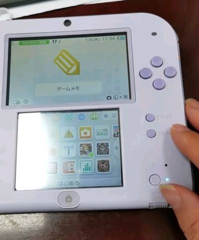 这款紫色的2ds，抹紫芋奶茶色甜到了心坎里，捧在手里刚好。马卡龙按键按起来软软的，玩动森时仿佛掉进童话书。这份复古的快乐，直接把少女心锁死在像素童话里啦～很喜欢。