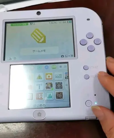 这款紫色的2ds，抹紫芋奶茶色甜到了心坎里，捧在手里刚好。马卡龙按键按起来软软的，玩动森时仿佛掉进童话书。这份复古的快乐，直接把少女心锁死在像素童话里啦～很喜欢。