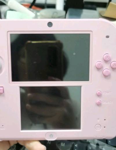 粉色款任天堂2DS造型独特，配色清新讨喜。其上掀式结构兼顾耐用与便携，游戏库丰富多元。虽属入门机型，但性能稳定，性价比出色，喜欢。