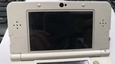 这款白色款New 3DS ，设计简约典雅，质感出众。性能相较于前代显著提升，3D显示稳定，游戏阵容强大。是一款兼具美感与实用价值的经典收藏机型。很喜欢。