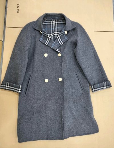 又收到了好看的burberry的金扣大衣
太喜欢了
物流也非常快 拆开衣服成色也还可以
穿上身特别好看 会继续挖煤的