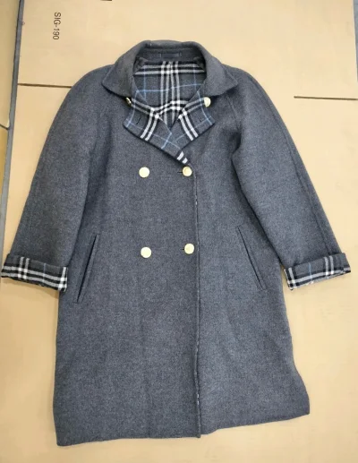 又收到了好看的burberry的金扣大衣
太喜欢了
物流也非常快 拆开衣服成色也还可以
穿上身特别好看 会继续挖煤的