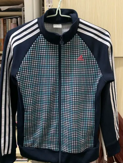 挖煤姬淘衣服太值了！看中的阿迪古着比代购便宜一半，尺码标注超准。物流十来天到，拆开没异味，面料和专柜摸起来一样，下次还要蹲同款阿迪