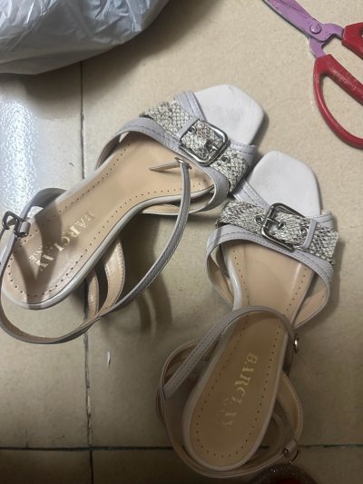 第一次在挖煤姬买高跟鞋，不错哦，物美价廉天花板、比我想象中的还要更加便宜实惠。捆包服务很人性化很方便，客服也很好。