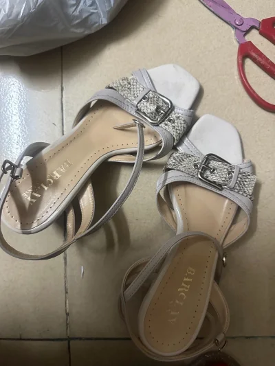 第一次在挖煤姬买高跟鞋，不错哦，物美价廉天花板、比我想象中的还要更加便宜实惠。捆包服务很人性化很方便，客服也很好。