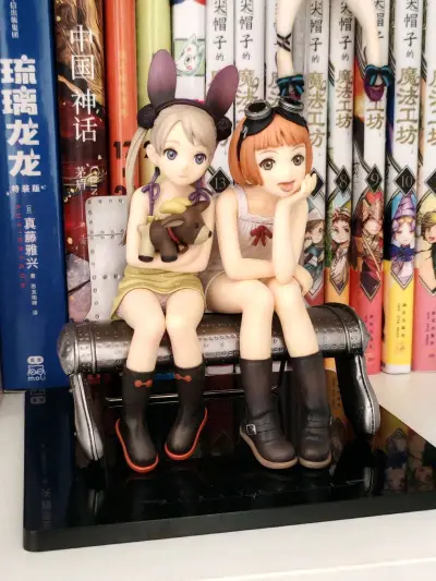 这次买的是无盒手办运输很好，完全没有运损，大A老物还是很厉害的。椅子铆钉细节和金属涂装还有衣服镂空感很好；其他手办从侧面看头和脖子都有或多或少有衔接不自然感，而这只曲线非常平滑自然。另外这番也是神作，推荐去看看