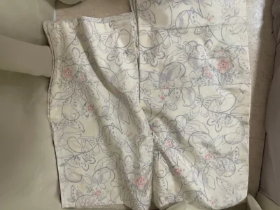 商品与卖家描述相符，瑕疵的位置与卖家标注的位置一样，材质也与卖家描述相符，是绸，而且价格很好，物美价廉。这件的花纹也是非常简约好看。物流比预想的要快一点，收到时包装完好，给物流这方面点个赞，也给卖家点个赞～