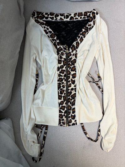 在网上喜欢了很久的衣服 没想到挖煤姬上会找到，真的特别惊喜，火速下单后物流也很给力，超级快就到了手上，衣服状态很好很漂亮，没有瑕疵，包装的也很严实，没有破损 给挖煤姬的物流点赞，让人很安心的平台 还会继续支持挖煤姬哒