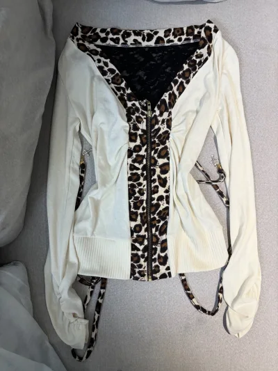 在网上喜欢了很久的衣服 没想到挖煤姬上会找到，真的特别惊喜，火速下单后物流也很给力，超级快就到了手上，衣服状态很好很漂亮，没有瑕疵，包装的也很严实，没有破损 给挖煤姬的物流点赞，让人很安心的平台 还会继续支持挖煤姬哒